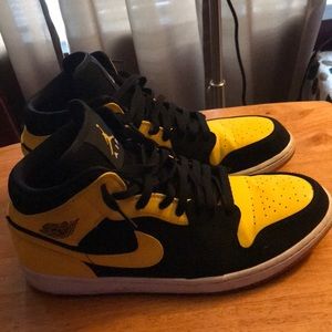 Black/Yellow Retro Air Jordan 1s (size 13, no box)